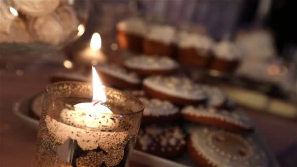 Candy bar en el restaurante, fiesta para niños, cumpleaños, vela encendida, vela encendida en un candelero sobre una mesa, Candy bar en el fondo, Candy bar diseño del restaurante, diseño Candy Bar — Vídeo de stock