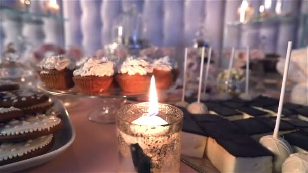 Candy bar για το εστιατόριο, παιδικά πάρτι, γενέθλια, κερί αναμμένο, καίγοντας κερί σε ένα κηροπήγιο σε ένα τραπέζι, Candy bar στο παρασκήνιο, Candy bar σχεδιασμό του εστιατορίου, σχεδιασμός Candy Bar — Αρχείο Βίντεο