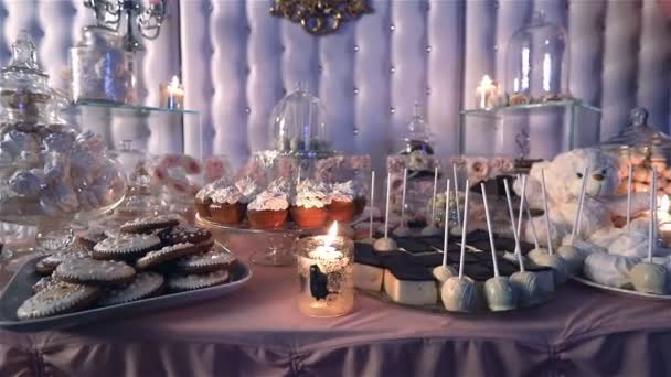 Candy bar in het restaurant, childrens party, verjaardag, brandende kaars, kaars te branden in een kandelaar op een tabel, Candy bar op de achtergrond, Candy bar design van het restaurant, Candy Bar design — Stockvideo