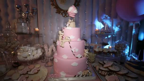 Gâteau pour un enfant avec un ours, grand gâteau rose, gâteau d'anniversaire pour un enfant — Video