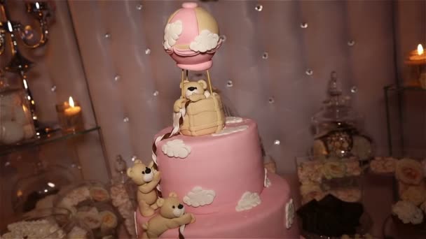 Tavolo con dolci, Torta rosa 1 anno, Candy bar, Deliziosi dolci su buffet di caramelle, torta con cucciolo d'orso, Scuro, compleanno dei bambini, Orso rosa — Video Stock