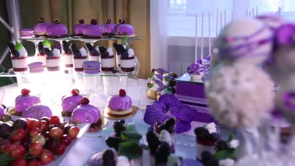 Dulces en la mesa buffet, boda, la mesa con dulces, buffet de postres, hermosos tragos alcohólicos — Vídeos de Stock