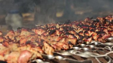 Güneşli bir günde, kızartma Barbekü, lezzetli et mangal şiş üzerinde hazırlanıyor Barbekü çok, kebaplar ızgara kavrulmuş