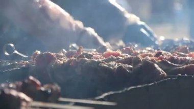 Güneşli bir günde, kızartma Barbekü, lezzetli et mangal şiş üzerinde hazırlanıyor Barbekü çok, kebaplar ızgara kavrulmuş