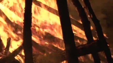 Gece kamp ateşi. Zaman atlamalı. Günlükleri turuncu alevler closeup içinde yanan. Yangının arka plan. Parlak güzel ateş yakar. Ateşin köz tırmanmak. Kırmızı kadar kabaran alevler