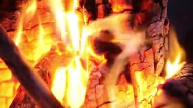 Gece kamp ateşi. Zaman atlamalı. Günlükleri turuncu alevler closeup içinde yanan. Yangının arka plan. Parlak güzel ateş yakar. Ateşin köz tırmanmak. Kırmızı kadar kabaran alevler