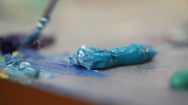 Kunstenaar mengt verf op het palet, Art penseel gemengde verf op het palet, kunstenaar borstel mix kleuren olieverfschilderij op palet — Stockvideo