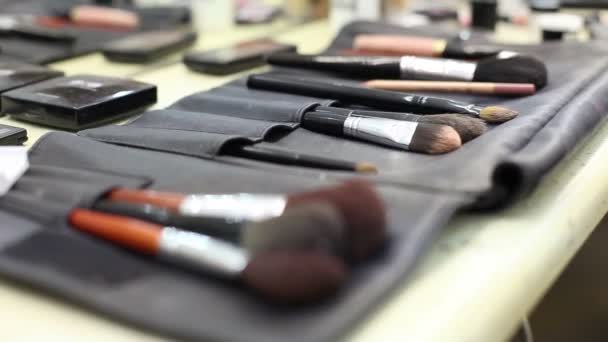 Borste som fastställts för make-up på bordet, Makeup borste på träbord, kort skärpedjup — Stockvideo