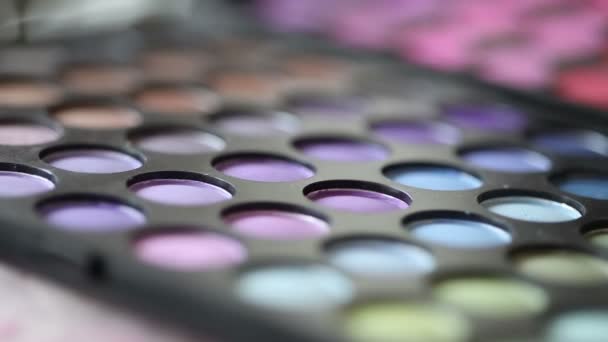 Maquiagem, paleta de sombras coloridas, conjunto de sombras coloridas para maquiagem, profundidade de campo rasa, close-up — Vídeo de Stock
