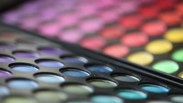 Make-up, bunte Lidschattenpalette, Farbschattensatz für Make-up, geringe Schärfentiefe, Nahaufnahme — Stockvideo