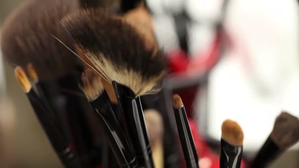 Borste som fastställts för make-up på bordet, Makeup borste på träbord, kort skärpedjup — Stockvideo