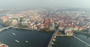 Prague Castle, hava üzerinde yukarıdan panoramik şehir, yukarıdan cityscape Prag, uçuş şehir, üstten görünüm, Charles Köprüsü, Vltava Nehri'nin üst görünümünü görüntüleyin