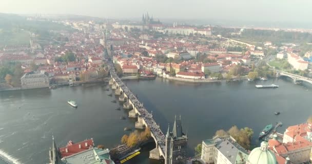 Панорамний вид зверху на Празький град, повітряні міста, вид зверху на міський пейзаж Праги, політ над містом, вид зверху, вид зверху Карлового мосту річки Влтава — стокове відео