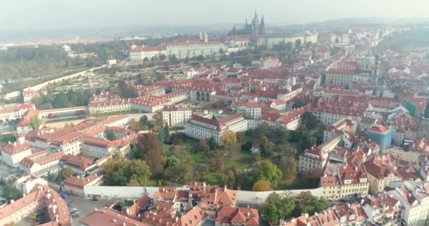 Panoramisch zicht van boven op de Praagse burcht, luchtfoto van de stad, van bovenaf bekijken op het stadsbeeld van Praag, vlucht over de stad, bovenaanzicht, bovenaanzicht van Charles Bridge, Moldau — Stockvideo