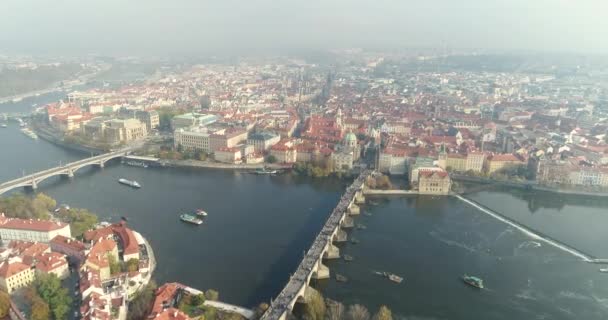 Panoramablick von oben auf die Prager Burg, Antenne der Stadt, Blick von oben auf das Stadtbild von Prag, Flug über die Stadt, Draufsicht, Draufsicht auf die Karlsbrücke, Moldau — Stockvideo