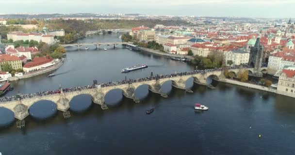 Yukarıdan panoramik kent Prag'ın ve Charles Köprüsü, Charles Köprüsü'nde turistler için — Stok video
