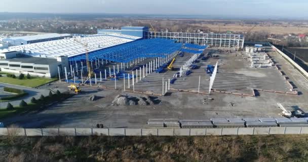 Construction of a large industrial building or factory, industrial building exterior, modern industrial exterior — Stock Video