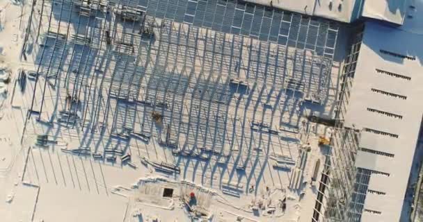 Moderna construcción de almacenes, estructura de acero estructural de un nuevo edificio comercial, construcción de una fábrica o almacén moderno, exterior industrial moderno — Vídeos de Stock