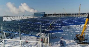 Bir modern fabrika veya bina cephe ve otopark, panoramik havadan bitki, dış