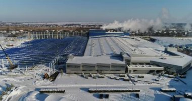 Bir modern fabrika veya bina cephe ve otopark, panoramik havadan bitki, dış