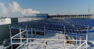 İnşaat sitede, Vinç vinç çalışmalarını demir kiriş yükseltir. İnşaat alanında yükseklikte emekçilerin inşaat sahasında işçiler. Tehlikeli bir iş.