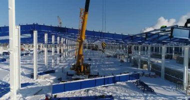 İnşaat sitede, Vinç vinç çalışmalarını demir kiriş yükseltir. İnşaat alanında yükseklikte emekçilerin inşaat sahasında işçiler. Tehlikeli bir iş.