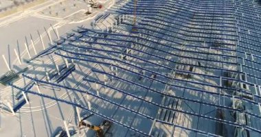 Turuncu vinç yeni bir inşaat site üzerinde bir endüstriyel bina büyük çerçeve