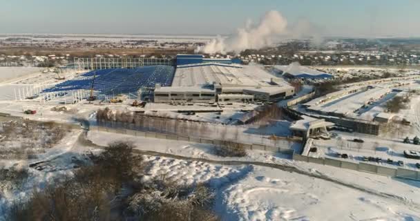 Büyük bir fabrika inşaatı kışın, büyük bir fabrika hava görünümünü. Bir modern fabrika veya ticari bina — Stok video