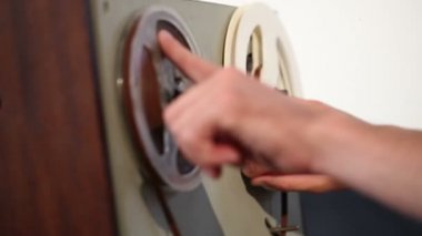 Oyun ve eski reel kayıt cihazı, eski bul kaset çalar, kaset teybi geri sar bobinler üzerinde plak çalar, Vintage kayıt cihazı içinde bükülmüş