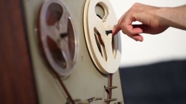 Oyun ve eski reel kayıt cihazı, eski bul kaset çalar, kaset teybi geri sar bobinler üzerinde plak çalar, Vintage kayıt cihazı içinde bükülmüş