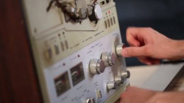 Oyun ve eski reel kayıt cihazı, eski bul kaset çalar, kaset teybi geri sar bobinler üzerinde plak çalar içinde bükülmüş