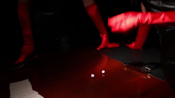 Dívka v červené rukavice stanoví z karty, kasino, karta hráče, žetony, poker, tabulka, hrát, distribuovat, karty, dluh, dlouhá loď, dívka červené rukavice, kožené oblečení — Stock video