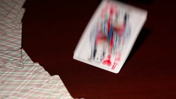 穿红手套的女孩把卡片放出来, 一个穿红手套的女人重绘期间一张卡片, 在赌场玩耍, 打牌, 赌博, 玩钱。 — 图库视频影像