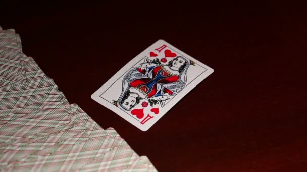 Dívka v červené rukavice vyloží karty, Žena v červené rukavice překreslí karty, hraní v kasinu, hrací karty, hazardní hry, hrát za peníze — Stock video