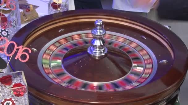 Рулетка казино вращается, мяч в игре, вращающееся колесо рулетки — стоковое видео