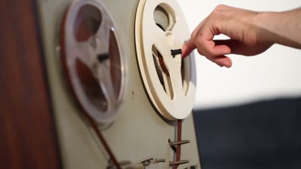Παιχνίδι και η ταινία το παλιό κύλινδρο στο μαγνητόφωνο, παλιά reel-to-reel κασετόφωνο, η ταινία rewind είναι στριμμένο σε στροφεία επάνω σε πικάπ, κασετόφωνο παλιάς χρονολογίας — Αρχείο Βίντεο
