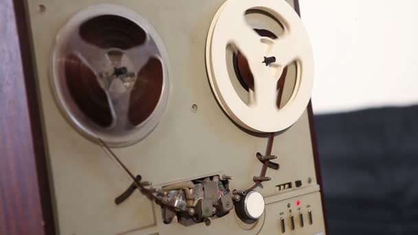 Afspelen en terugspoelen de tape in de oude reel taperecorder, oude reel-to-reel cassettedeck, de band is opgerold op platenspeler gedraaid — Stockvideo