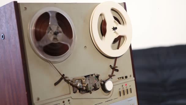 レコード プレーヤーでコイルにねじれて再生と古いリール テープ レコーダー、古いオープン リール式テープデッキ、テープにテープを巻き戻す — ストック動画