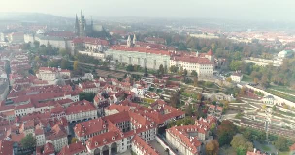 Панорамный вид сверху на Пражский град, антенна города, вид сверху на городской пейзаж Праги, перелет над городом, вид сверху, вид сверху на Карлов мост, река Влтава — стоковое видео