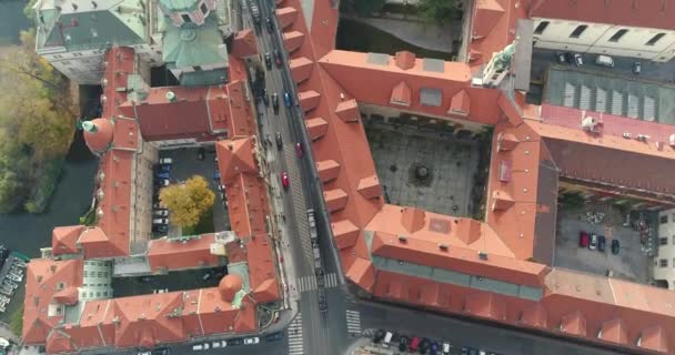 プラハ城、空中の上からパノラマ ビュー市の都市以上のフライト、プラハの街並みを上から見たビュー、ヴルタヴァ川、カレル橋、プラハのトップ — ストック動画