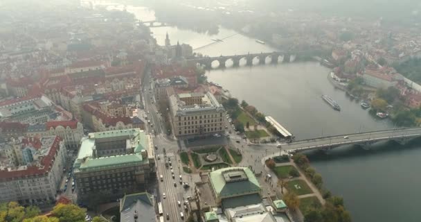 A fenti panorámás kilátás nyílik a prágai várra, a légi, a város távlati a a városképet Prague, repülés alatt a város, felülnézet felülnézet, a Károly-híd, a Moldva-folyó — Stock videók