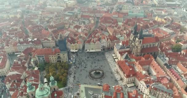 Vista panorámica desde arriba sobre el castillo de Praga, aérea de la ciudad, vista desde arriba sobre el paisaje urbano de Praga, vuelo sobre la ciudad, vista superior, río Moldava, puente de Carlos, Praga — Vídeo de stock