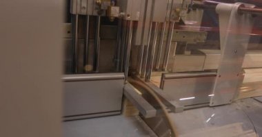 Sanayi iç, ahşap bir blok, bir ahşap blok, ahşap palet blok kesme makinesi ahşap palet makine palet sawmodern makine aleti kesim ahşap kirişler, yakın çekim yapmak için testere bir makine testere ile kesme