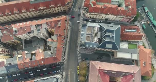 Vista panorámica desde arriba sobre el castillo de Praga, aérea de la ciudad, vista desde arriba sobre el paisaje urbano de Praga, vuelo sobre la ciudad, vista superior, río Moldava, puente de Carlos, Praga — Vídeos de Stock