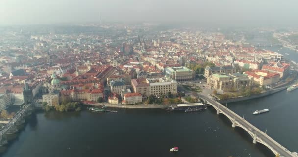 Vista panoramica dall'alto sul Castello di Praga, aerea della città, vista dall'alto sul paesaggio urbano di Praga, volo sulla città, vista dall'alto, vista dall'alto sul Ponte Carlo, sul fiume Moldava — Video Stock