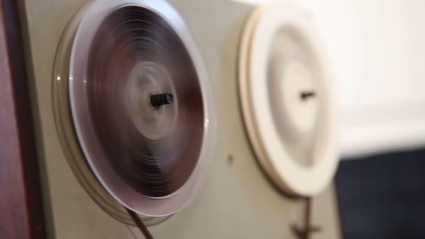 Play and rewind the tape in the old reel tape recorder, Old reel-to-reel tape deck, the tape is twisted in coils on record player — Stock Video