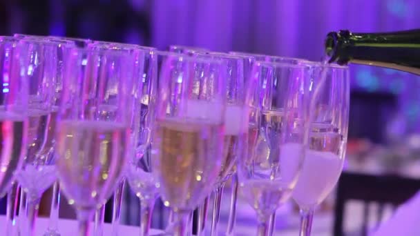 Очки с шампанским на шведском столе в зале ресторана, шуршетный стол с бокалами и шампанским в ресторане, мелкая глубина поля — стоковое видео