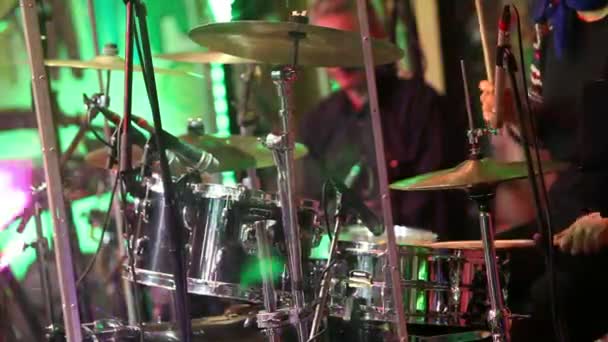 Un baterista irreconocible, un hombre tocando la batería, un baterista en una banda de música, una actuación en vivo. Tambor de batería anónimo en el escenario - Primer plano — Vídeos de Stock