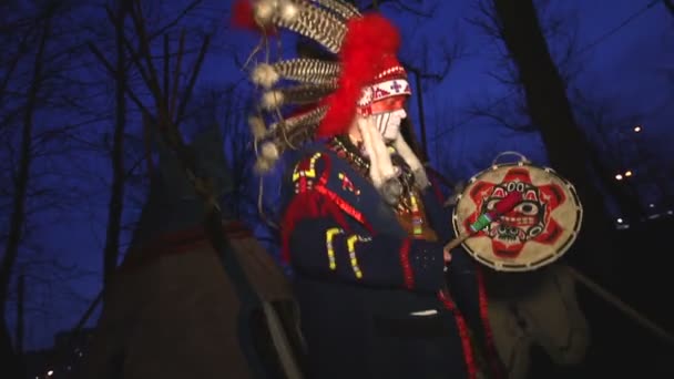 North American Indian in klederdracht in de buurt van de lodge, bewolkte dag, figvam — Stockvideo