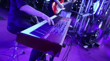 Elektrikli piyano müzisyen Elektrik piyano, klavye synthesizer piyano tuşlarında oynayan aktör. Müzisyen konser Sahne Alanı'nda bir müzik aleti çalıyor. synthesizer